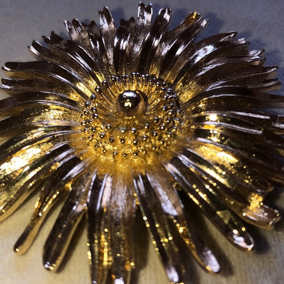 Vintage gold sunflower pin/brooch - Picture 9 of 9
